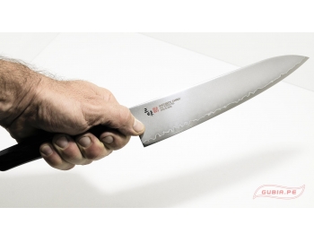 En la imagen cuchillo de cocina gyuto con acero PM pulvi metalurgico SPG2
