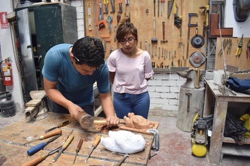 Re-toque de docente Daniel Marcatoma Merma con su alumna de Chihuako Taller Re-toque de docente Daniel Marcatoma Merma con su alumna de Chihuako Taller